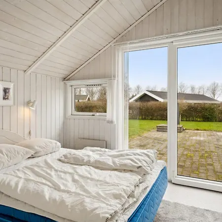 Chrisse - 250m From The Sea By Interhome